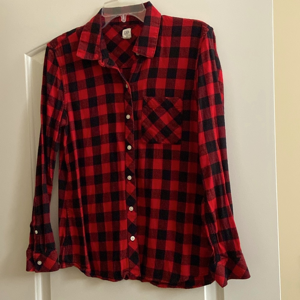 Gap Red & Black plaid button up shirt size M